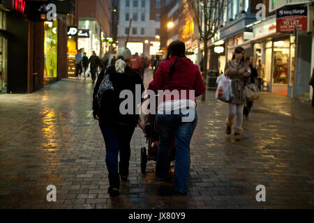 Le donne con un buggy a camminare su terre Lane a Leeds. Foto Stock