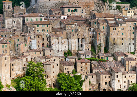 Vista della città antica di Sorano, Italia Foto Stock