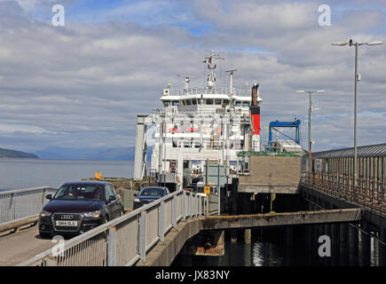 Le autovetture di sbarco dal traghetto, Coruisk, Craignure, Isle of Mull, Scozia Foto Stock
