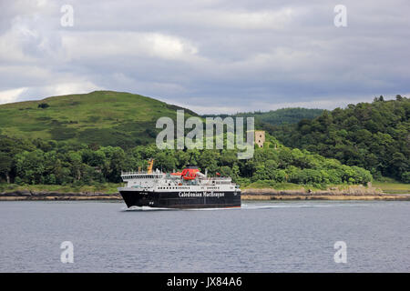 Caledonian MacBrayne traghetto Isle of Mull passando Dunollie castello come si lascia il porto di Oban, Scozia Foto Stock