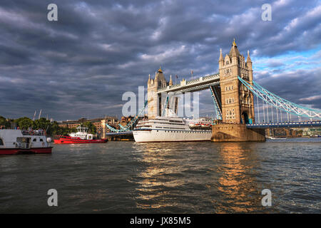 Il Tower bridge nave passando attraverso Foto Stock