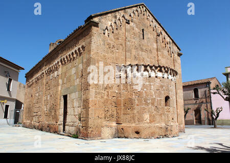 La Chiesa di San Pietro - 1225 Annuncio, dall'epoca pisana, del XIII secolo, facciata romanica - Villa San Pietro - Pula - Sardegna Foto Stock