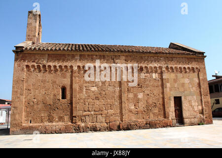 La Chiesa di San Pietro - 1225 Annuncio, dall'epoca pisana, del XIII secolo, facciata romanica - Villa San Pietro - Pula - Sardegna Foto Stock