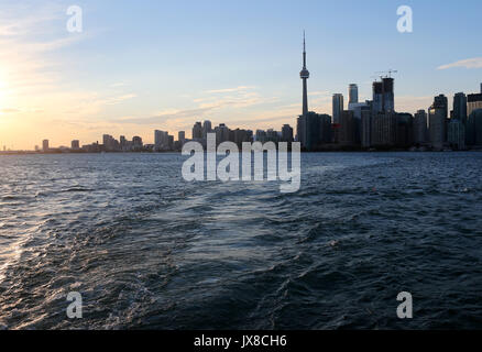 Una vista del cielo di Toronto al tramonto dal lago Ontario a Toronto, Ontario, Canada Foto Stock