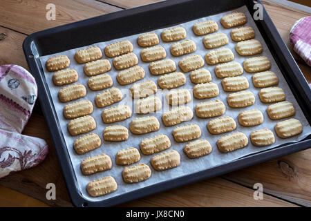 Biscotti di Natale appena tolto dal forno Foto Stock