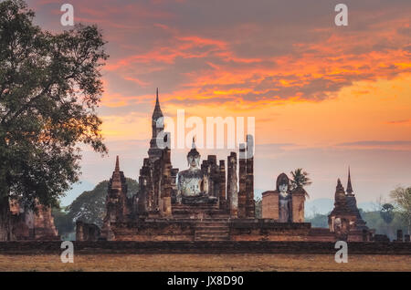 Udienza Budha al tramonto in Wat Mahathat, Sukhothai historical park, Thailandia Foto Stock