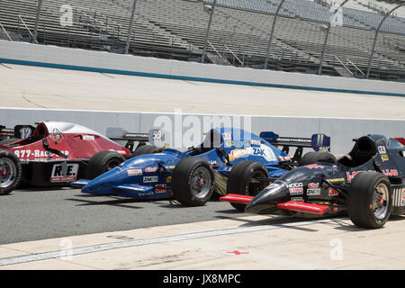 Dover, Delaware - agosto 13,2017 : IRL gara di auto sulla fila di pit a Dover Motor Speedway con supporti vuoti. Foto Stock