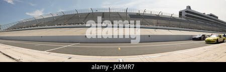 Dover, Delaware - agosto 13,2017 : Nascar automobili e pit crew sulla fila di pit a Dover Motor Speedway con supporti vuoti. Foto Stock