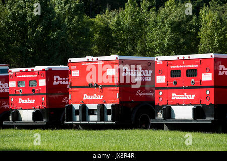 Una fila di Dunbar corazzati di autocarri in Beltsville, Maryland, il 13 agosto 2017. Foto Stock