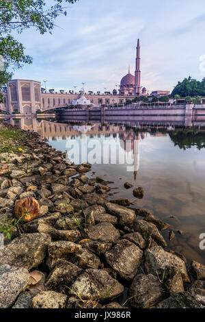 Si trova accanto al lago nel cuore di Putrajaya e dalle sue numerose piattaforme di visualizzazione è possibile ottenere un ottimo punto panoramico per vedere la città di ami Foto Stock