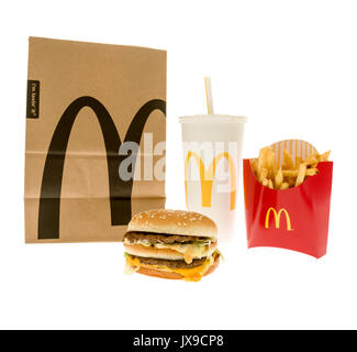 Winneconne, WI - 14 agosto 2017: un McDonald's Bic Mac pasto su un sfondo isolato Foto Stock