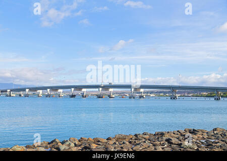 Admiralty Clarey Bridge, Ford Island, Pearl Harbor, Hawaii. Vista ponte dalla riva le pietre in una giornata di sole. Foto Stock