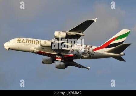 EMIRATES Airbus A380-800 A6-EOA MOSTRA REAL MADRID I CALCIATORI sulla fusoliera posteriore Foto Stock