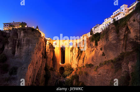 Puente Nuevo ponte sul Tago Gorge al tramonto a Ronda, Spagna Foto Stock