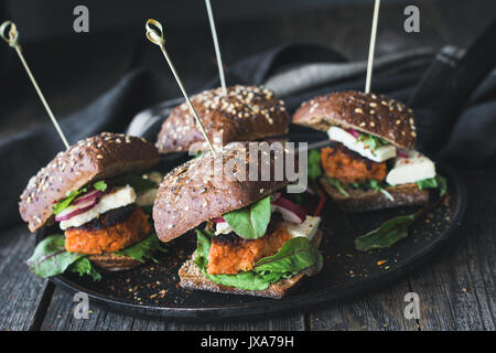 Tofu vegetariani carota burger cursori servita sulla padella di ferro. Vista ingrandita, tonica immagine Foto Stock