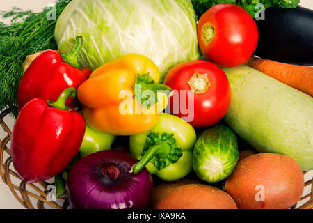 Set di fresche verdure miste su sfondo bianco Foto Stock
