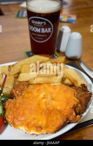 Parmo pollo serviti per pranzo in un paese di lingua inglese pub/bar/ristorante con una pinta di real ale. Foto Stock