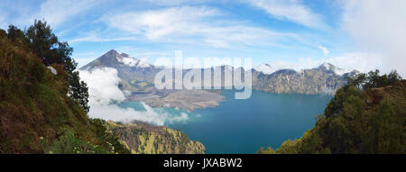 Panorama di Segara Anak sul Monte Rinjani Crater Lake, preso da Plawangan Senaru. Lombok, Indonesia. Foto Stock