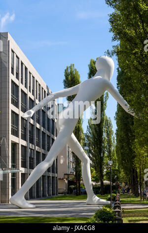 Uomo che cammina scultura di Jonathan Borofsky nella parte anteriore della società di assicurazioni Munich Re, Leopoldstrasse, Schwabing Monaco di Baviera Foto Stock