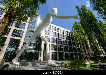 Uomo che cammina scultura di Jonathan Borofsky nella parte anteriore della società di assicurazioni Munich Re, Leopoldstrasse, Schwabing Monaco di Baviera Foto Stock