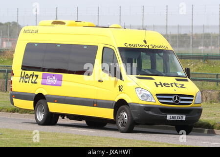 Un hertz noleggio navetta di cortesia nelle vicinanze del London Heathrow Airport, Regno Unito Foto Stock