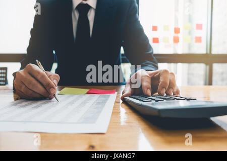 Close up, uomo d affari o un avvocato ragioniere lavorando su account utilizzando una calcolatrice e scrivere su documenti Foto Stock