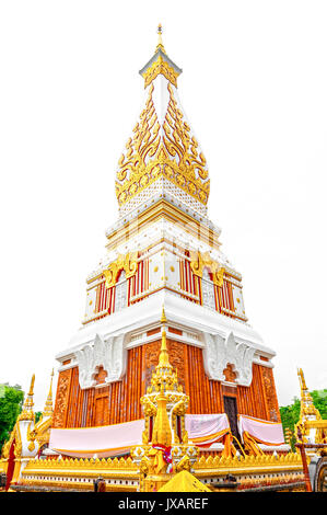 Tempio di phra that phnom stupa situato in nakhon phnom provincia, nel nordest della thailandia. isolato sfondo bianco Foto Stock