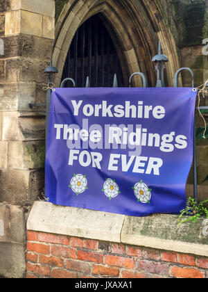 Yorkshire tre circoscrizioni Forever Banner in St Marys Lowgate sul giorno dello Yorkshire Hull Yorkshire Inghilterra Foto Stock