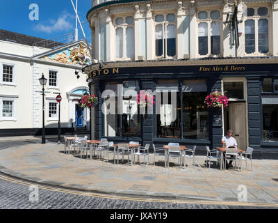 La Kingston publicice House un edificio classificato di grado II e. Trinity House grado i elencato in Trinity Square Hull Yorkshire Inghilterra Foto Stock