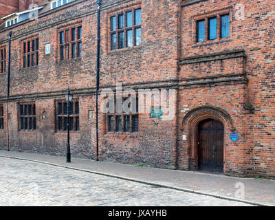 Mani sulla Storia Museo Ex scafo Merchant Adventurers Hall in Piazza Trinità Hull Yorkshire Inghilterra Foto Stock