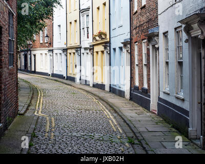 Case colorate lungo Prince Street nella città vecchia a Hull Yorkshire Inghilterra Foto Stock