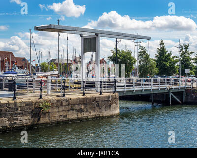 Ponte elevatore all'ingresso del molo ferroviario da Hull Marina Hull Yorkshire Inghilterra Foto Stock