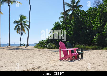 Di colore rosa e verde sedie Adirondack sulla spiaggia di San Tommaso, NOI VI Foto Stock