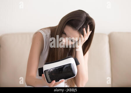 La ragazza si sente vertigini dopo utilizzando occhiali VR, la realtà virtuale sicknes Foto Stock