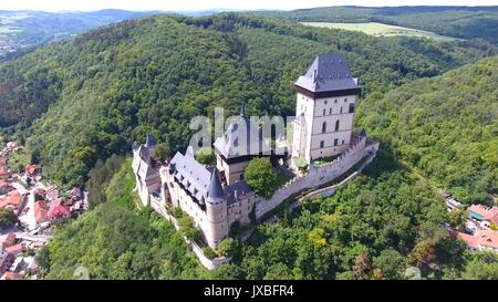 Vista aerea del medievale castello Karlstejn in Repubblica ceca, Drone visualizza Foto Stock