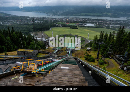 La vista dalla cima del salto con gli sci olimpici di Lillehammer durante l'estate, in Norvegia. Foto Stock