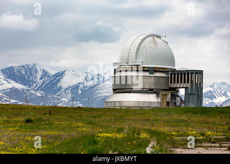 Osservatorio Assy-Turgen telescopio secondario con la gamma della montagna dietro Foto Stock