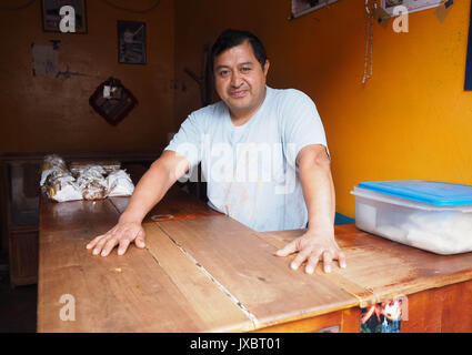 Luis Perez è un artigiano nella fabbricazione di Melcocha, una piccola dolcezza molto apprezzato in Ecuador. Foto Stock