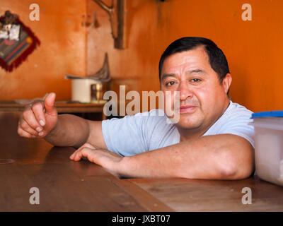 Luis Perez è un artigiano nella fabbricazione di Melcocha, una piccola dolcezza molto apprezzato in Ecuador. Foto Stock