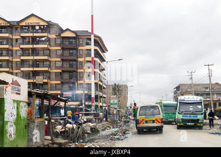 Matatu mini bus e altri bus la guida su una strada di città di Nairobi, in Kenya Foto Stock