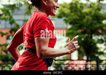 Senior runner donna in esecuzione su strade di città in Maratona Europa-Asia Foto Stock