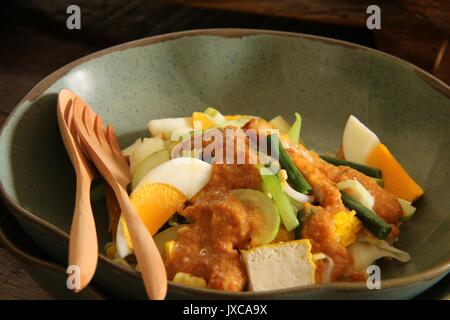 Gado gado-Betawi, l'insalata di verdure da Jakarta Foto Stock