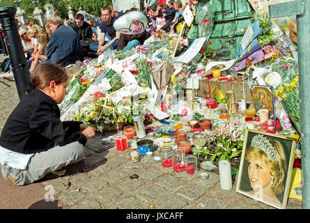 Ragazza giovane lutto fuori Buckingham Palace il giorno della Principessa Diana i funerali del. 6 Settembre 1997 Foto Stock