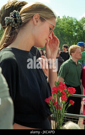 La principessa Diana è la morte ha inviato il mondo in larga diffusione dolore. Giovane donna addolorate fuori Buckingham Palace il giorno del suo funerale. 6 Settembre 1997 Foto Stock