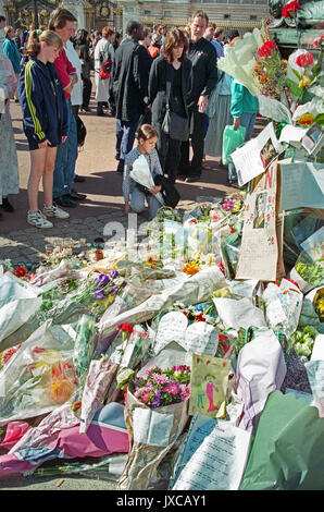 Persone in lutto grieve fuori Buckingham Palace il giorno del suo funerale. La principessa Diana è la morte ha inviato il mondo in larga diffusione dolore. Foto Stock