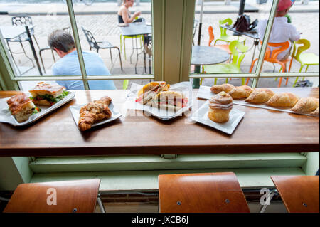 Stati Uniti d'America Baltimore Fells Point MD Maryland Pitango Bakery Cafe che serve caffè e panini Foto Stock