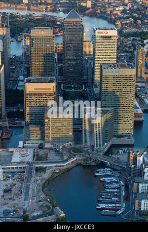 Una veduta aerea di Blackwall bacino (talvolta noto come West India Quay) e gli uffici della HSBC, Citi, Barclays e uno Canary Wharf a Canary Wharf, East London, a sunrise. Foto Stock