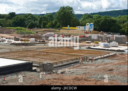 Il quaintly named lettori ritiro un campo verde sviluppo di 80 case in costruzione da case Persimmon all'interno del Parco Nazionale di Brecon Beacons a Hay-on-Wye Powys Powys REGNO UNITO Foto Stock