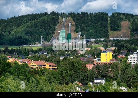 La Olympic Ski Jumping arena si affaccia Lillehammer, Norvegia. Foto Stock