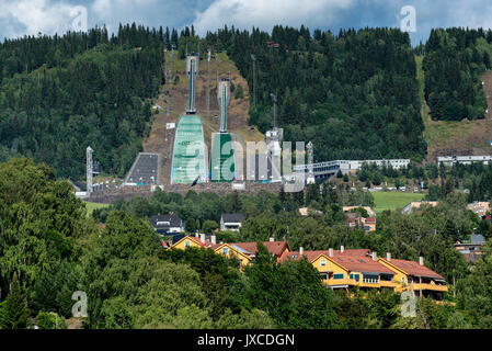 La Olympic Ski Jumping arena si affaccia Lillehammer, Norvegia. Foto Stock